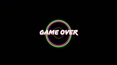 Neon daireler, Game Over 'ın etrafında siyah arkaplan üzerindeki metni canlandırıyor. Oyun, retro, teknoloji, dijital, atari salonu, renkli