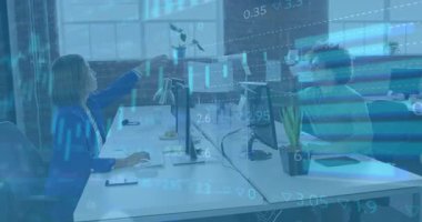 Finansal grafikleri analiz etmek, ofis toplantısında verileri tartışan iş adamları. Finans, analitik, takım çalışması, işbirliği, tartışma, şirket