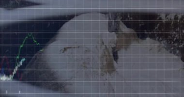 Karlı dağ manzarasını kaplayan grafik çizgileri ve veriler animasyon analizlerini gösteriyor. analitik, grafik, görselleştirme, teknoloji, yenilik, kış