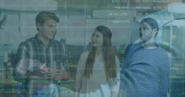 Ofiste, çeşitli gruplar ekranda dijital finansal animasyonla etkileşime geçiyor. Takım çalışması, işbirliği, finans, teknoloji, yenilik, çeşitlilik