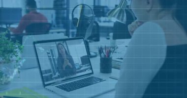 Finansal veriler analiz ediliyor, iş profesyoneli animasyon grafikli dizüstü bilgisayar kullanıyor. Finans, teknoloji, analitik, analiz, şirket