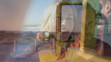 Üstü açık araba kullanmak, güneşli bir günde gülümseyen bir çift, animasyon macerası yaşamak. Seyahat, yolculuk, tatil, yaz, açık hava, özgürlük