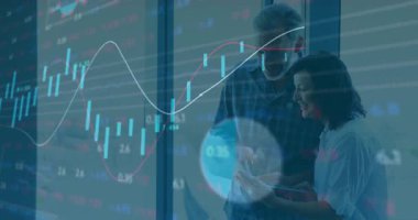 Animasyondaki grafikleri ve grafikleri kullanarak finansal verileri analiz ediyorlar. Finans, analitik, takım çalışması, strateji, sunum, işbirliği