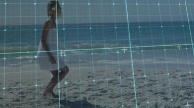 Sahilde koşmak, dijital animasyon sistemi olan bir kız sahne hazırlıyor. Teknoloji, fitness, sağlıklı yaşam tarzı, sanal, yenilik, egzersiz