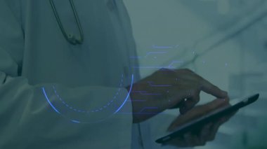 Stetoskop ve dijital güvenlik kilidi olan bir doktor. Sağlık, siber güvenlik, teknoloji, koruma, güvenlik, yenilik