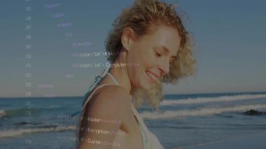 Sahilde HTML kodlu kıvırcık saçlı biri animasyon sahnesini örtüyor. Teknoloji, kodlama, okyanus, dijital, ağ, programlama