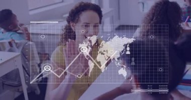 Modern ofiste işbirliği yapan farklı insanlar üzerinde dünya haritası animasyonu. İşbirliği, takım çalışması, iş, yenilik, çeşitlilik, teknoloji