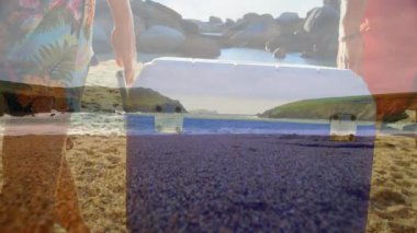 Sahilde yürürken, arka planda manzaranın tadını çıkaran iki kişi. Kıyı şeridi, seyahat, tatil, kum, dalgalar, rahatlama