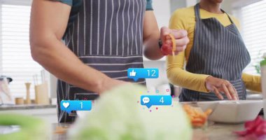 Mutfakta yemek hazırlayan, sosyal medya ikonlarının animasyonunu yapan insanlar. Aşçılık, teknoloji, iletişim, bağlantı, bağlılık, yaşam tarzı