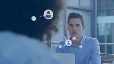 İnternet bağlantıları olan dizüstü bilgisayarlar üzerinde çalışan iş adamları. İşbirliği, teknoloji, dijital, bağlantı, takım çalışması, yenilik