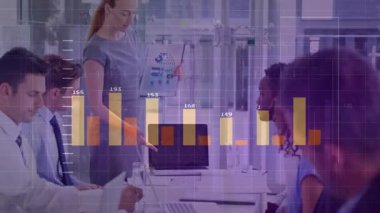 Finansal veri tablolarının analizi, animasyon araçları kullanan iş adamları. finans, analiz, takım çalışması, teknoloji, dijital, işbirliği