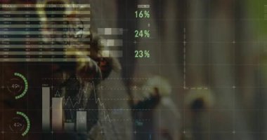 Animasyon kullanılarak, yeşil turta grafikleri bulanık arkaplanda dünya haritasını kaplıyor. Veri, analitik, bilgi, küresel, istatistik, iş