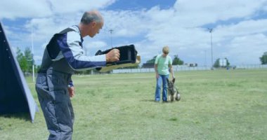 Dijital güvenlik kilidi animasyonuyla köpek eğitim oturumu çimenli alanda kaplandı. teknoloji, arayüz, açık hava