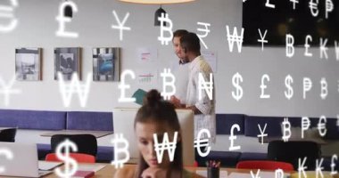 İş adamının elinde para birimi sembolleri içeren bir klasör var. Finans, teknoloji, şirket, ekonomi, bankacılık, yatırım