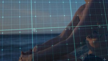 Okyanusa bakan, dijital animasyon gören bir kadın. Teknoloji, fütüristik, artırılmış gerçeklik, deniz manzarası, yenilik, etkileşimli