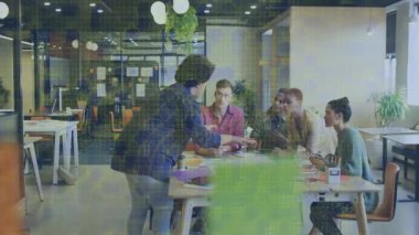 Ofis masasında dijital veri işleme animasyon örtüsüyle işbirliği yapan takım. İşbirliği, takım çalışması, veri analizi, teknoloji, beyin fırtınası, yenilik