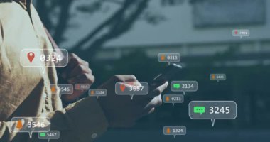 Akıllı telefon, konumu ve animasyondaki bildirim simgeleri kullanılıyor. Teknoloji, cep telefonu, iletişim, dijital