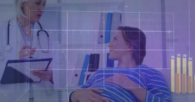 Hastaya danışmanlık, doktor veri tabloları ve grafikleri kullanarak animasyon örtüsü kullanıyor. Sağlık, ilaç, danışma, teşhis, analiz, teknoloji