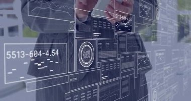 Dijital arayüzle etkileşim, veri ve grafiklerin animasyonunu izleyen kişi. Teknoloji, veri görselleştirme, analitik, yenilik, ticaret, yazılım