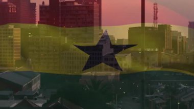Günbatımında şehir manzarasını binalar ve siluetlerle kaplayan Gana bayrağının animasyonu. ulusal, mimari, siluet