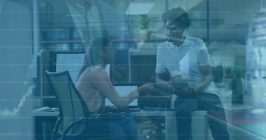 Ofiste, çeşitli profesyoneller grafikler ve animasyonlarla finansal verileri tartışıyor. İş, takım çalışması, finans, işbirliği, analitik, kurumsal