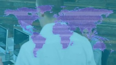 Ofis masalarında bilgisayarlarla çalışan insanların dünya haritası animasyonu. Küresel, takım çalışması, dijital, teknoloji, iş, çeşitlilik