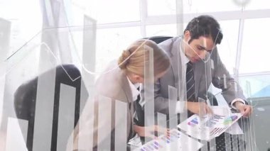 Haritalar inceleniyor, finansal veri animasyonları eşleşen iş adamları ofiste. finans, analitik, takım çalışması, şirket, teknoloji, strateji