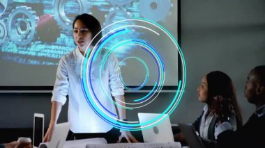 Çeşitli takımlarla iş toplantısı ve dijital dairesel animasyon örtüşmesi. Takım çalışması, işbirliği, teknoloji, yenilik, beyin fırtınası, çeşitlilik