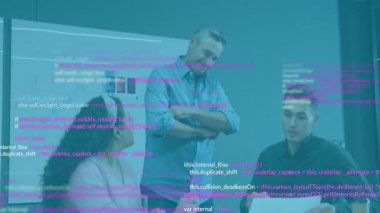 Proje, iş ekibi ve arka planda programlama kodu animasyonu. İşbirliği, takım çalışması, şirket, yenilik, beyin fırtınası, kodlama