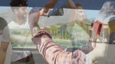 Üstü açık araba kullanan, manzaralı dağ manzarasının tadını çıkaran bir çift. Yolculuk, macera, seyahat, doğa, kaçış, özgürlük