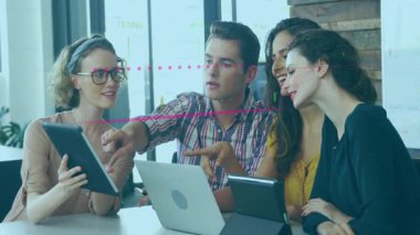 Okulda tablet ve dizüstü bilgisayar kullanan dijital veri örtüşmeleri, çeşitli gruplar konuşuluyor. Teknoloji, takım çalışması, işbirliği, eğitim, yenilik, öğrenme