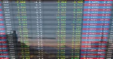 Gün batımında şehir manzarası animasyonuyla ilgili renkli rakamlarla finansal verileri örtüyor. Finans, yatırım, ekonomi, analitik, veri görselleştirme, teknoloji
