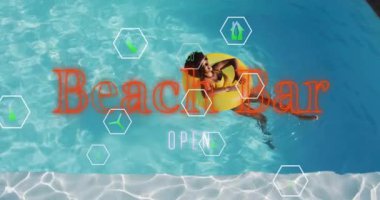 Bilardoda dinlenen, Beach Bar Open animasyonlu ve altıgen grafikli bir kadın. Tatil, dinlenme, yüzme, seyahat, boş zaman, yaz