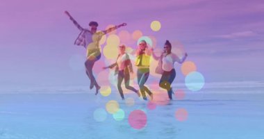 İnsanlar sahilde renkli kabarcık animasyonlarıyla neşeyle dans ediyorlar. Kutlama, plaj partisi, yaz, dans, mutluluk, açık hava