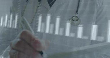 Tıbbi verileri çubuk grafiklerle ve kalp atışlarıyla analiz etmek, doktor animasyonu kullanmak. Sağlık, tanı, analitik, teknoloji, araştırma, görselleştirme