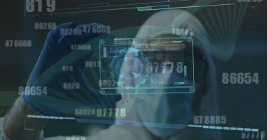 Pediatri giysisindeki bilim adamının üzerinde değişen DNA ve rakamların görüntüsü. Ekranda canlı 19 hücresi var. küresel koronavirüs salgını, ilaç ve araştırma konsepti dijital olarak oluşturulmuş görüntü.