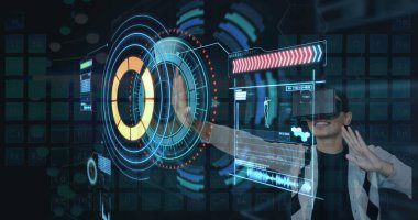 Sanal gerçeklik kulaklığı kullanarak, insan gelecekteki dijital arayüzle etkileşime geçiyor. Teknoloji, yenilik, VR, etkileşim, iç içe geçmiş, artırılmış gerçeklik.