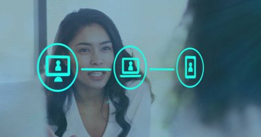 Toplantıda konuşan iş kadınıyla bağlantılı insanları gösteren arayüz resmi. küresel iletişim arayüzü kavramı, dijital olarak oluşturulmuş görüntü.