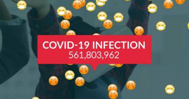 VR kulaklıklı bir kadın üzerinde yüz maskeleri olan hasta emojiler üzerinde işlem yapan 19 veri görüntüsü. küresel covid 19 salgın konsepti dijital olarak oluşturulmuş görüntü.