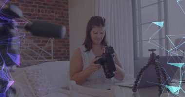 Evde video kaydı tutan kadın video blogcusu üzerindeki bağlantı ağının resmi. küresel sosyal medya, bağlantı ve iletişim konsepti dijital olarak oluşturulmuş görüntü.