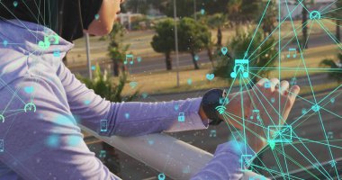 Tesettürlü akıllı kadın ile bağlantılı medya simgelerinin görüntüsü. küresel iletişim dijital arayüz kavramı, dijital olarak oluşturulmuş görüntü.