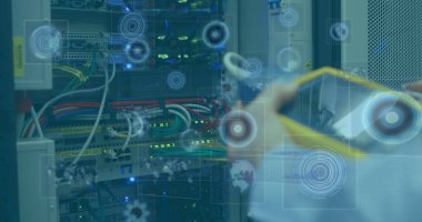Bilgisayar sunucusunu kontrol eden adamın ekranında tarama ve veri işleme dürbünü görüntüsü. küresel bağlantılar, teknoloji ve dijital arayüz kavramı dijital olarak oluşturulmuş görüntü.