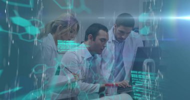 Bilgisayar kullanan doktor takımına karşı tıbbi dijital arayüzün dijital kompote görüntüsü. Fütürist tıbbi teknoloji kavramı.