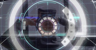 Kafkasyalı kıdemlilere karşı neon dürbün tarayıcısında açık izler var. VR cihazını ofisten çıkarıyorlar. bilgisayar arayüzü ve teknoloji kavramı