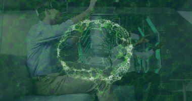 Arayüzdeki beyin taraması ve tıbbi veri işleme görüntüsü, video kulaklıklarındaki kadın ve erkek üzerinde. küresel tıbbi araştırma teknolojisi ve dijital arayüz konsepti, dijital olarak oluşturulmuş görüntü.