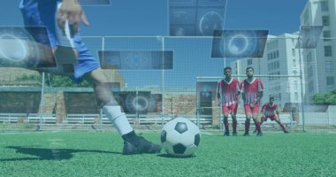 Maç sırasında erkek futbolcuların ekranlarındaki dürbün ve veri işleme görüntüleri. global spor, teknoloji ve dijital arayüz kavramı dijital olarak oluşturulmuş görüntü.