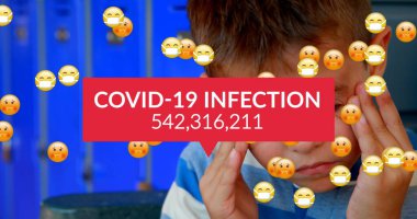 Covid-19 enfeksiyon metninin görüntüsü. Sayılar artıyor, okuldaki çocuk şakaklarına masaj yapıyor. Okula geri dönüş Coronavirus pandemik konsepti dijital olarak oluşturulmuş görüntü.