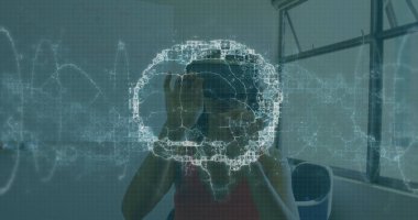 VR kulaklık kullanan bir kadının beyin taraması ve tıbbi veri işleme görüntüsü. küresel tıbbi araştırma teknolojisi ve dijital arayüz konsepti, dijital olarak oluşturulmuş görüntü.