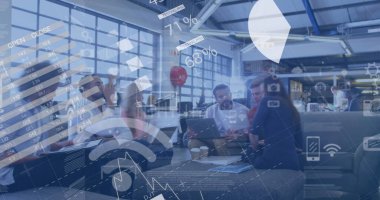 Ofiste çalışan iş adamlarına karşı finansal veri işlemenin dijital bileşimi. küresel finans ve iş konsepti