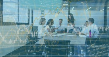 Ofis toplantısındaki iş arkadaşlarıyla grafiklerin ve verilerin arayüzü. iletişim teknolojisi dijital arayüz kavramı, dijital olarak oluşturulmuş görüntü.